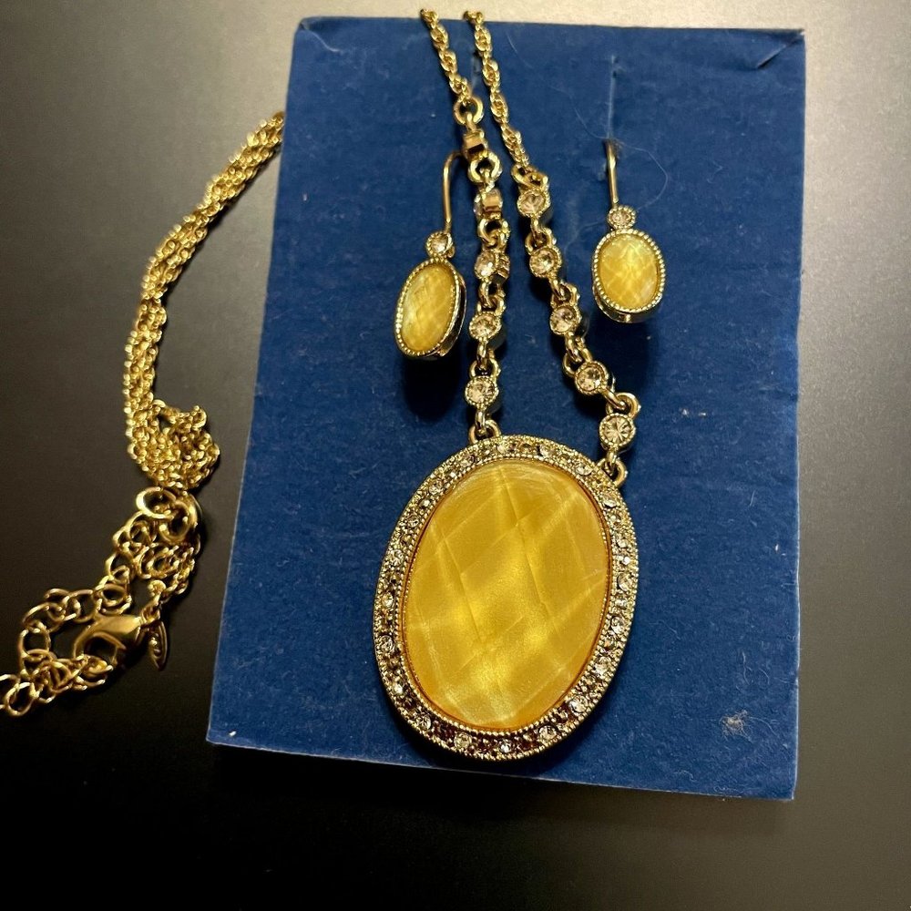 Avon White Opalesque Medallion Necklace Earrings Gift Set (2007)